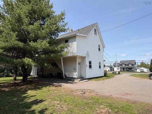 98 Victoria Street W, Amherst, NS 