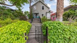 1537 Lakeview Street  Kelowna, BC V1Y 6N1