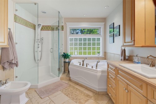 1062 River Rd, Highlands, BC 