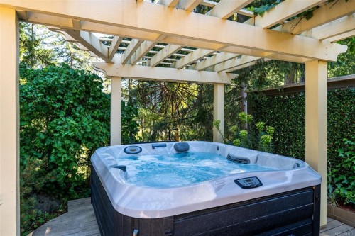1062 River Rd, Highlands, BC 