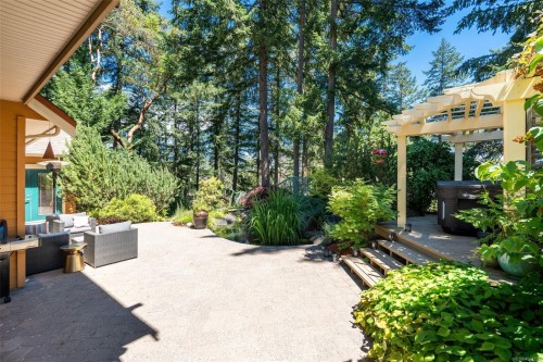 1062 River Rd, Highlands, BC 