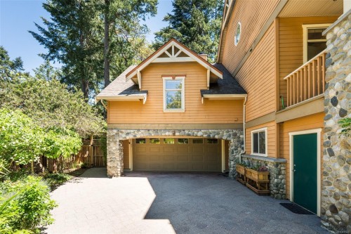 1062 River Rd, Highlands, BC 