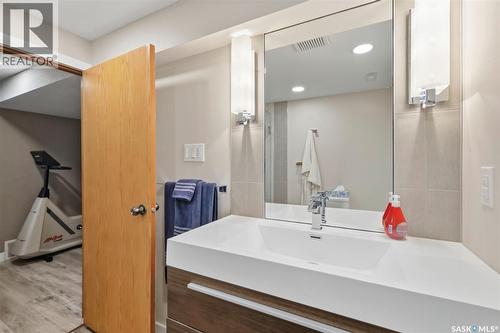 516 Lake Crescent, Saskatoon, SK 