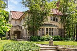 208 ROXBOROUGH DRIVE Toronto, ON M4W 1X8