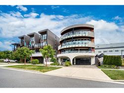 101 15219 ROYAL AVENUE  White Rock, BC V4B 1M4