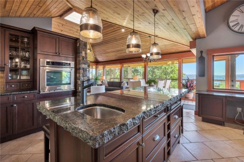 1370 Ivor Rd, Nanaimo, BC 