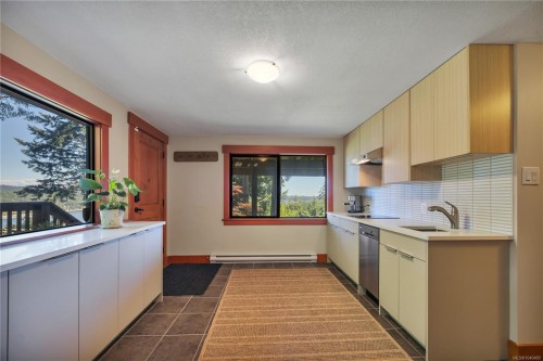 1370 Ivor Rd, Nanaimo, BC 