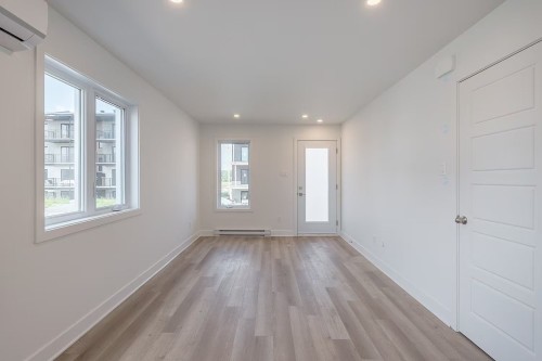 Salon - 132 Rue Marie-Victoire-Dumouchel, Otterburn Park, QC 