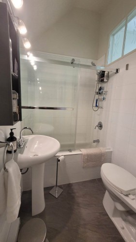 Bathroom - 1-403 Rue Richelieu, Québec (La Cité-Limoilou), QC 