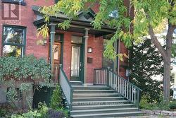35 IVY CRESCENT  Ottawa, ON K1M 1Y1