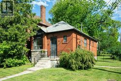 34 GLOUCESTER GROVE Toronto, ON M6C 2A1