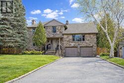 19 LOWER LINKS ROAD  Toronto, ON M2P 1H5