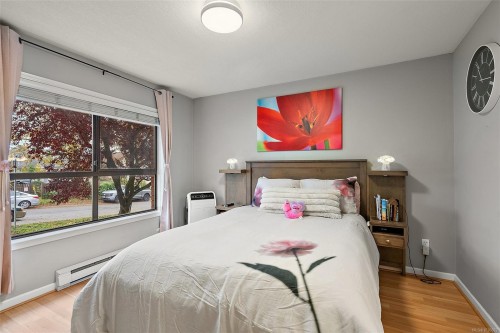 202-7 Gorge Rd West, Saanich, BC - Indoor Photo Showing Bedroom
