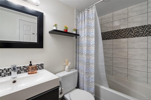 202-7 Gorge Rd West, Saanich, BC - Indoor Photo Showing Bathroom