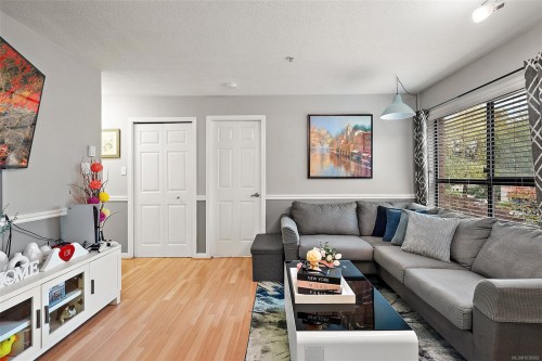 202-7 Gorge Rd West, Saanich, BC - Indoor Photo Showing Living Room