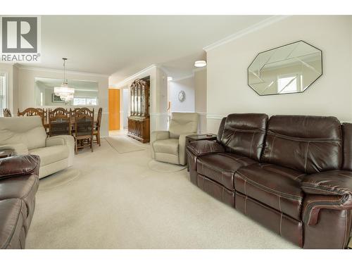 527 Yates Road Unit# 13, Kelowna, BC - Indoor Photo Showing Living Room
