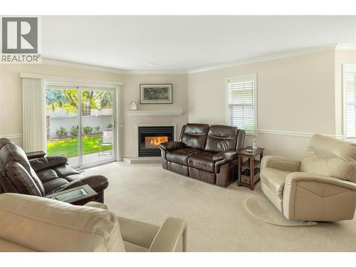 527 Yates Road Unit# 13, Kelowna, BC - Indoor Photo Showing Living Room With Fireplace