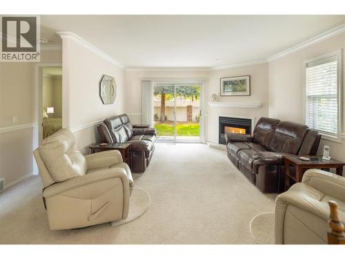 527 Yates Road Unit# 13, Kelowna, BC - Indoor Photo Showing Living Room With Fireplace