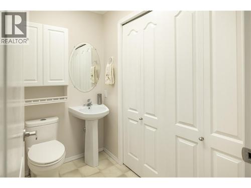 527 Yates Road Unit# 13, Kelowna, BC - Indoor Photo Showing Bathroom
