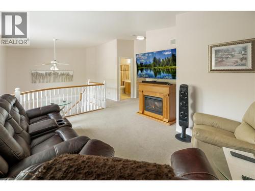 527 Yates Road Unit# 13, Kelowna, BC - Indoor Photo Showing Living Room With Fireplace