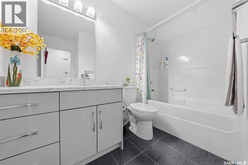 408 L Avenue N, Saskatoon, SK - Indoor Photo Showing Bathroom