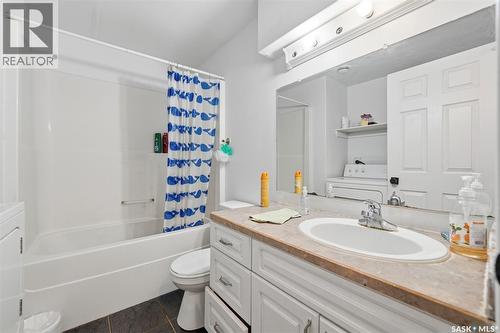 408 L Avenue N, Saskatoon, SK - Indoor Photo Showing Bathroom