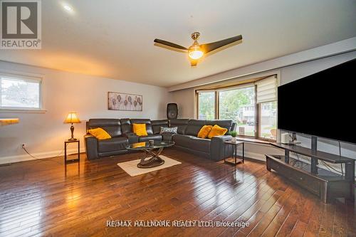 4 Devins Drive, Aurora, ON - Indoor Photo Showing Living Room