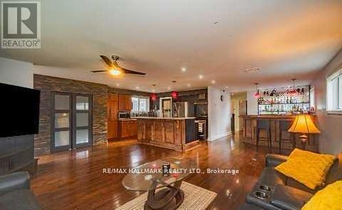 4 Devins Drive, Aurora, ON - Indoor Photo Showing Living Room