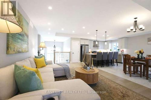 4403 Belmont Avenue, Lakeshore, ON - Indoor Photo Showing Living Room