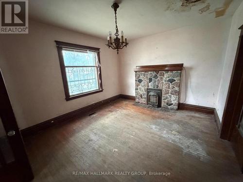491 Parkdale Avenue, Ottawa, ON - Indoor Photo Showing Living Room With Fireplace