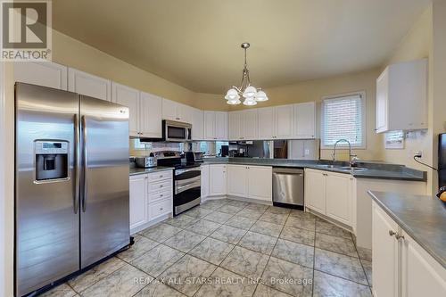54 Bretton Circle, Markham, ON - Indoor Photo Showing Kitchen With Double Sink