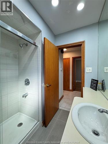 1595 Sun Valley, Windsor, ON - Indoor Photo Showing Bathroom