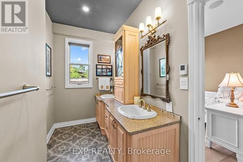 569 Franklinway Gate, London North (North R), ON - Indoor Photo Showing Bathroom