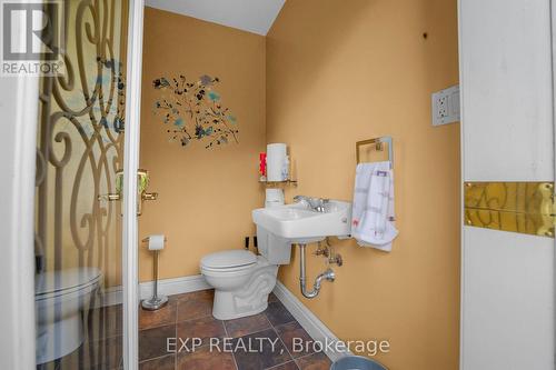 569 Franklinway Gate, London North (North R), ON - Indoor Photo Showing Bathroom