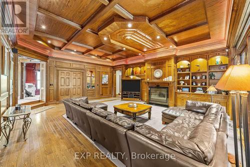 569 Franklinway Gate, London North (North R), ON - Indoor With Fireplace