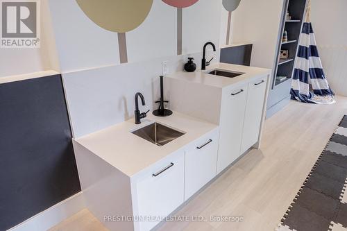 1311 - 285 Dufferin Street, Toronto, ON - Indoor Photo Showing Kitchen
