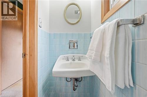 175 Concession 5 E, Waterdown, ON - Indoor Photo Showing Bathroom