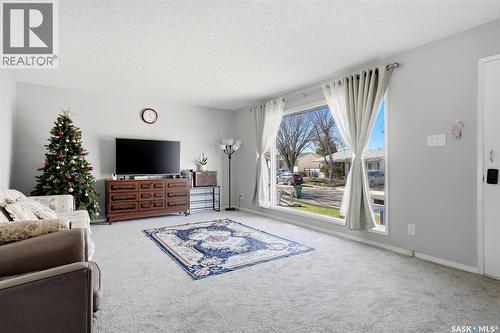 158 Trifunov Crescent, Regina, SK - Indoor Photo Showing Living Room