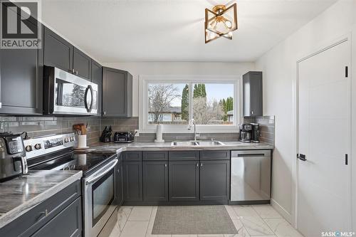 411 Auld Crescent, Saskatoon, SK - Indoor Photo Showing Kitchen With Double Sink