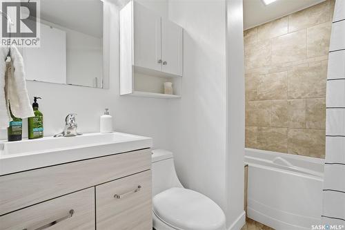 411 Auld Crescent, Saskatoon, SK - Indoor Photo Showing Bathroom