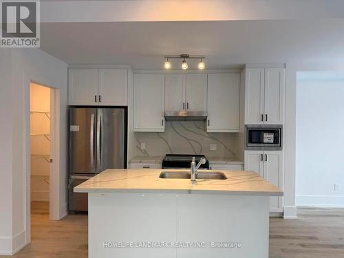 11 Kerns Lane, Richmond Hill, ON - Indoor Photo Showing Kitchen With Double Sink