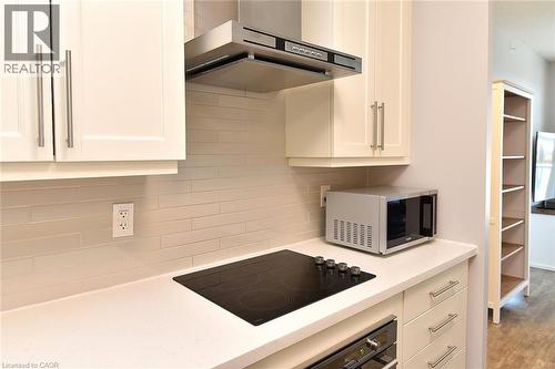 2081 Fairview Street Unit# 1003, Burlington, ON - Indoor Photo Showing Kitchen