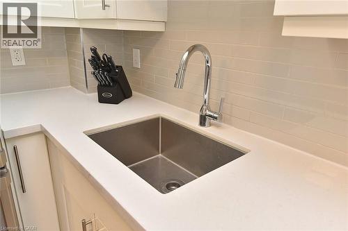 2081 Fairview Street Unit# 1003, Burlington, ON - Indoor Photo Showing Kitchen