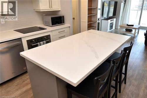 2081 Fairview Street Unit# 1003, Burlington, ON - Indoor Photo Showing Kitchen