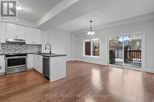 35 Sunset Way, Thorold, ON - Indoor Photo Showing Kitchen With Upgraded Kitchen