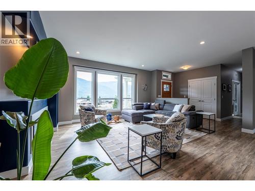 430 Buriview Drive, Nelson, BC - Indoor Photo Showing Living Room