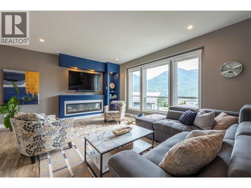 430 Buriview Drive, Nelson, BC - Indoor Photo Showing Living Room With Fireplace