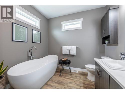 430 Buriview Drive, Nelson, BC - Indoor Photo Showing Bathroom