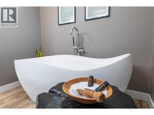 430 Buriview Drive, Nelson, BC - Indoor Photo Showing Bathroom
