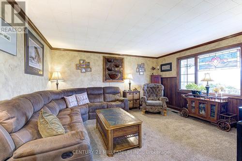 6046 3Rd Line, Essa, ON - Indoor Photo Showing Living Room